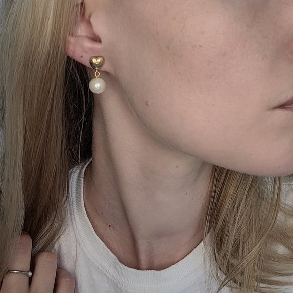 Vintage Minimalist Dainty Gold/Pearl Heart Detail Earring - Picture 2 of 6